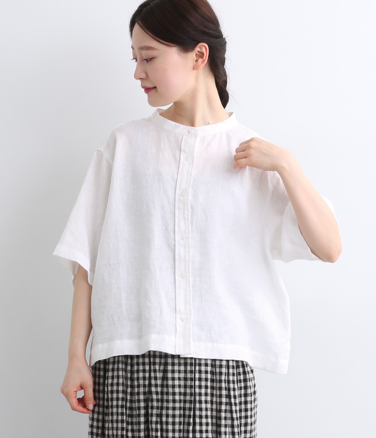 リネン無地バンドカラー裾スクエアー本貝釦半袖ブラウス(ホワイト-ONESIZE)