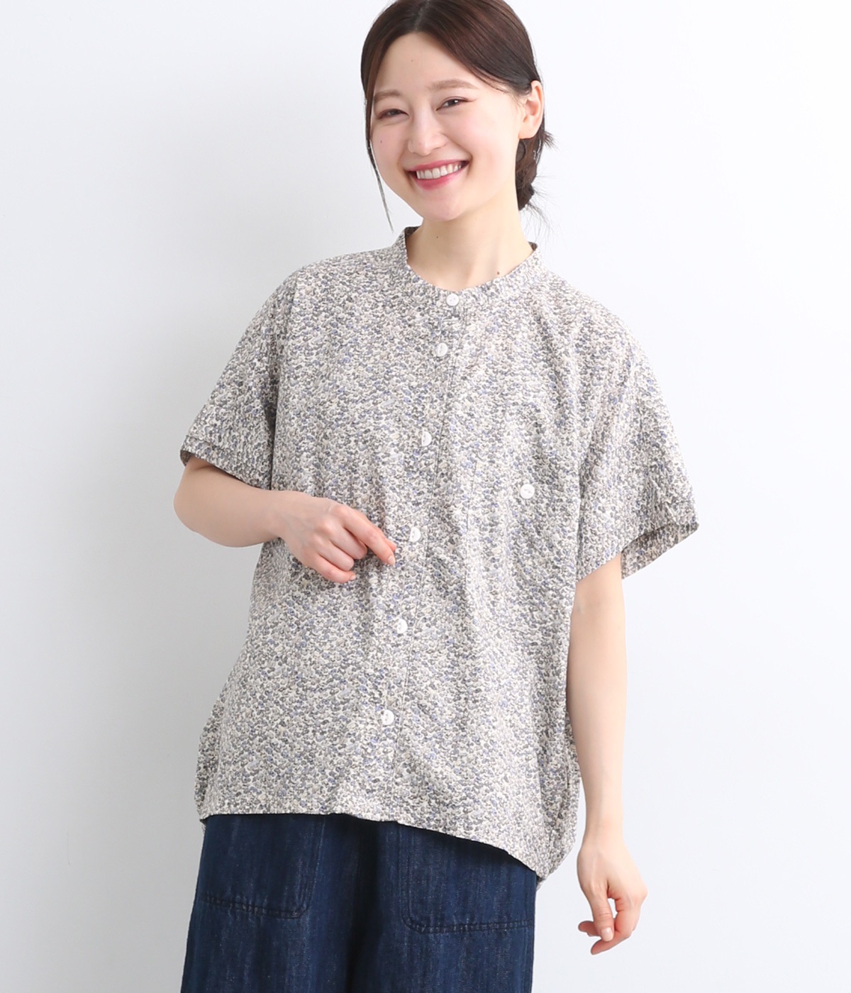 ローン車柄プリントバンドカラー半比翼後ヨークギャザー裾シャーリング二枚袖半袖シャツ(モノトーン-ONESIZE)