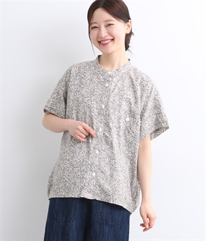 ローン車柄プリントバンドカラー半比翼後ヨークギャザー裾シャーリング二枚袖半袖シャツ(モノトーン-ONESIZE)