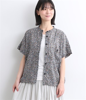 ローン車柄プリントバンドカラー半比翼後ヨークギャザー裾シャーリング二枚袖半袖シャツ(ブラック-ONESIZE)