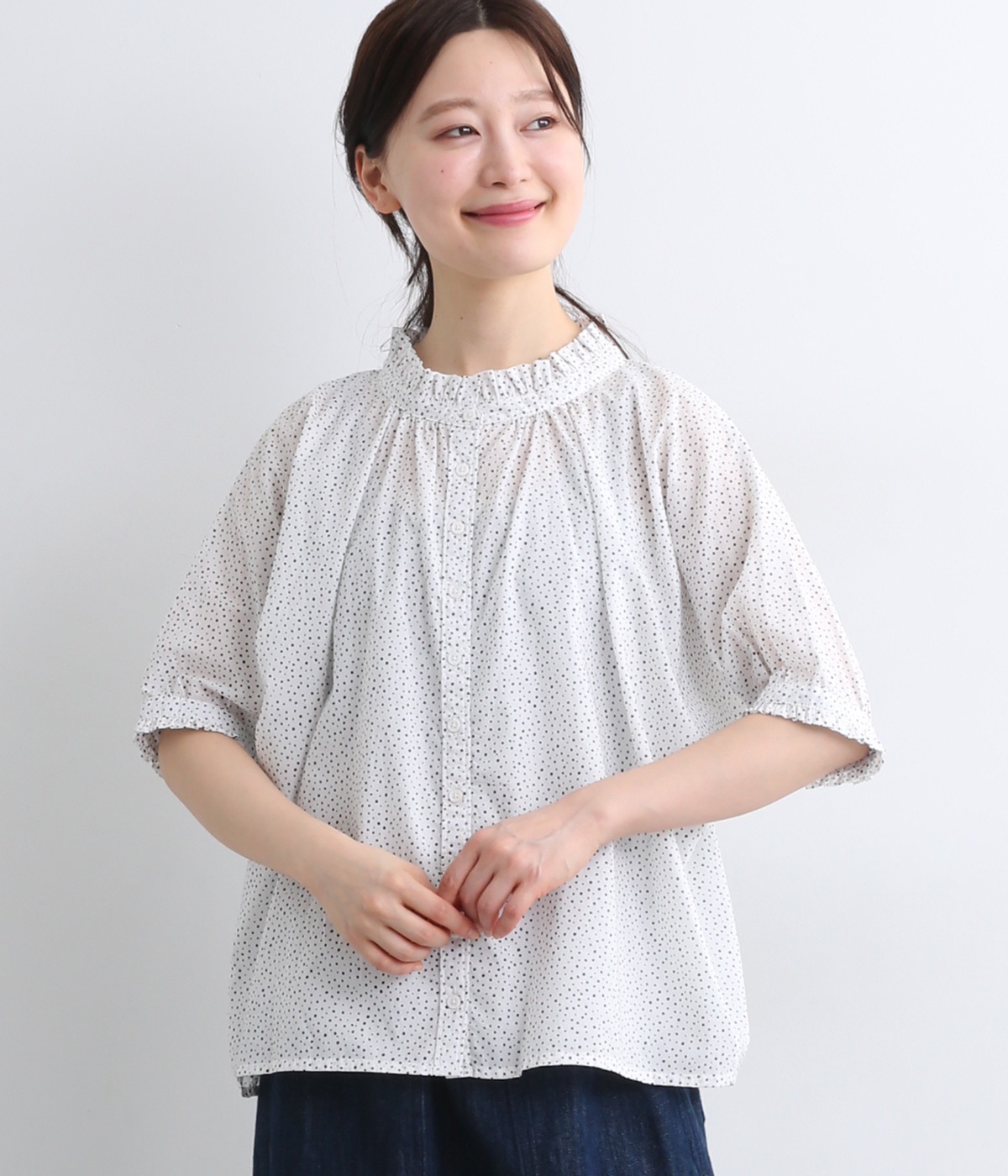 ローンランダム小玉プリント襟・袖フリル本貝釦ラグラン半袖ブラウス(ホワイトベース×黒たま-ONESIZE)