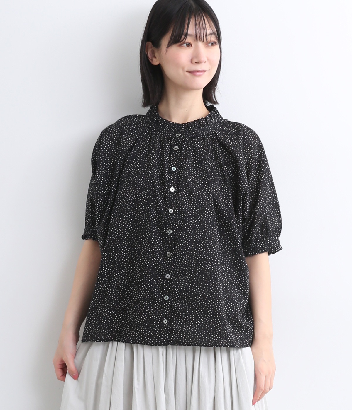 ローンランダム小玉プリント襟・袖フリル本貝釦ラグラン半袖ブラウス(ブラックベース×ベージュたま-ONESIZE)
