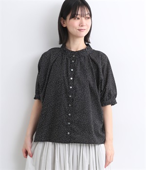 ローンランダム小玉プリント襟・袖フリル本貝釦ラグラン半袖ブラウス(ブラックベース×ベージュたま-ONESIZE)