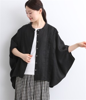 リネンバンドカラー前開縦ピンタック加工本貝釦ブラウス(ブラック-ONESIZE)