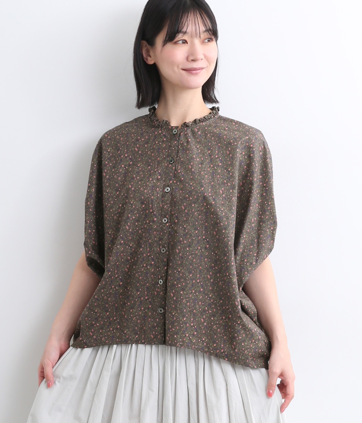 ローンプリント柄　襟フリル前開本貝釦ブラウス(ブラウン系鳥と実-ONESIZE)