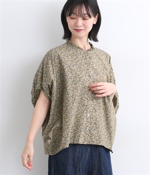 ローンプリント柄　襟フリル前開本貝釦ブラウス(ベージュ系鳥と実-ONESIZE)