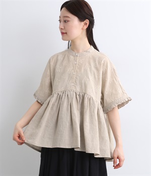 リネンコットン エンブレース刺繍バンドカラーウエストギャザーかぶり袖本貝釦フリル半袖プルオーバー