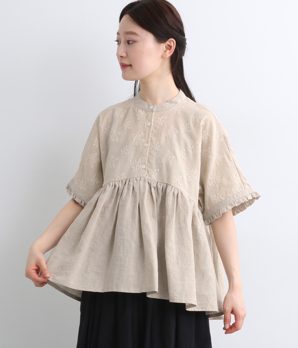 リネンコットン エンブレース刺繍バンドカラーウエストギャザーかぶり袖本貝釦フリル半袖プルオーバー(ベージュ-ONESIZE)