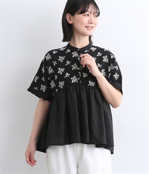 リネンコットン エンブレース刺繍バンドカラーウエストギャザーかぶり袖本貝釦フリル半袖プルオーバー(ブラック-ONESIZE)