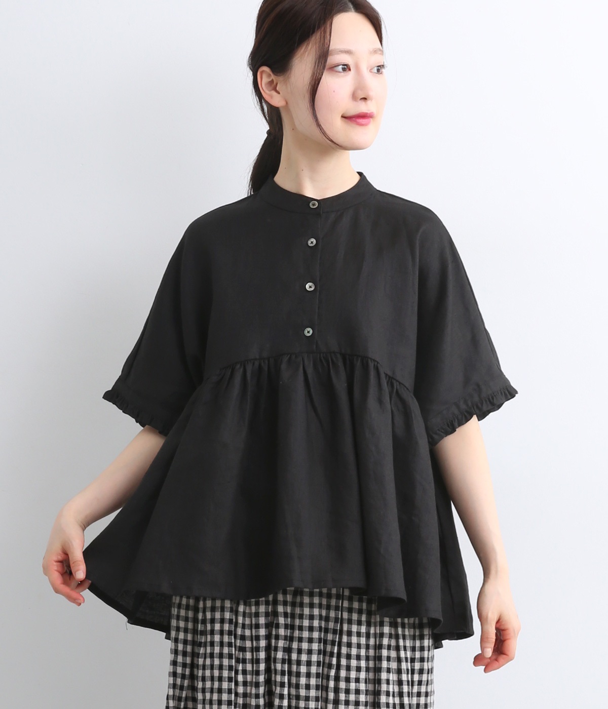 リネンバンドカラーウエストギャザーかぶり袖本貝釦フリル半袖プルオーバー(ブラック-ONESIZE)
