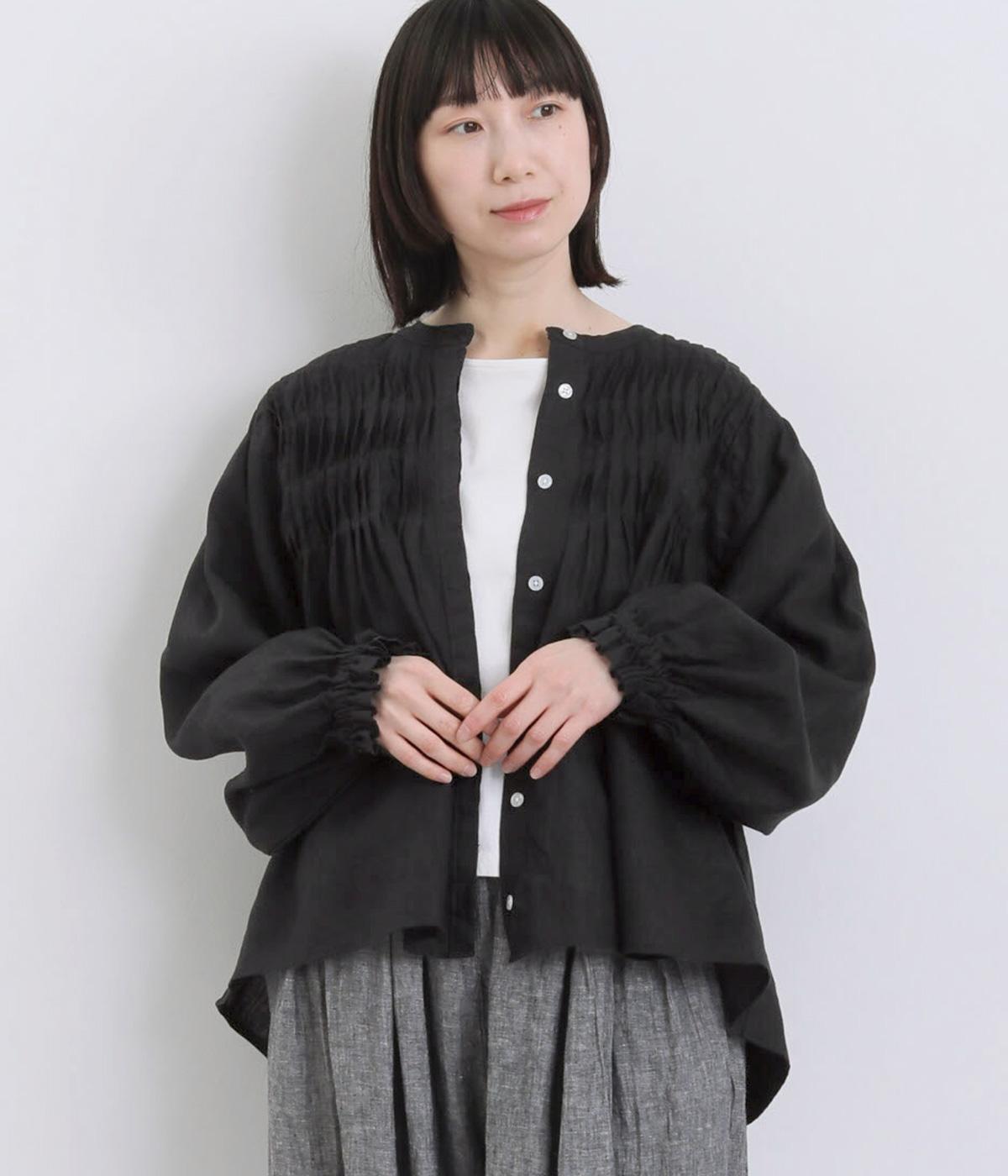 14番手洗いざらしリネン無地胸元・背裏変形ウェーブピンタック加工袖ゴム使いブラウス(ブラック-F)