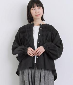 14番手洗いざらしリネン無地胸元・背裏変形ウェーブピンタック加工袖ゴム使いブラウス(ブラック-F)