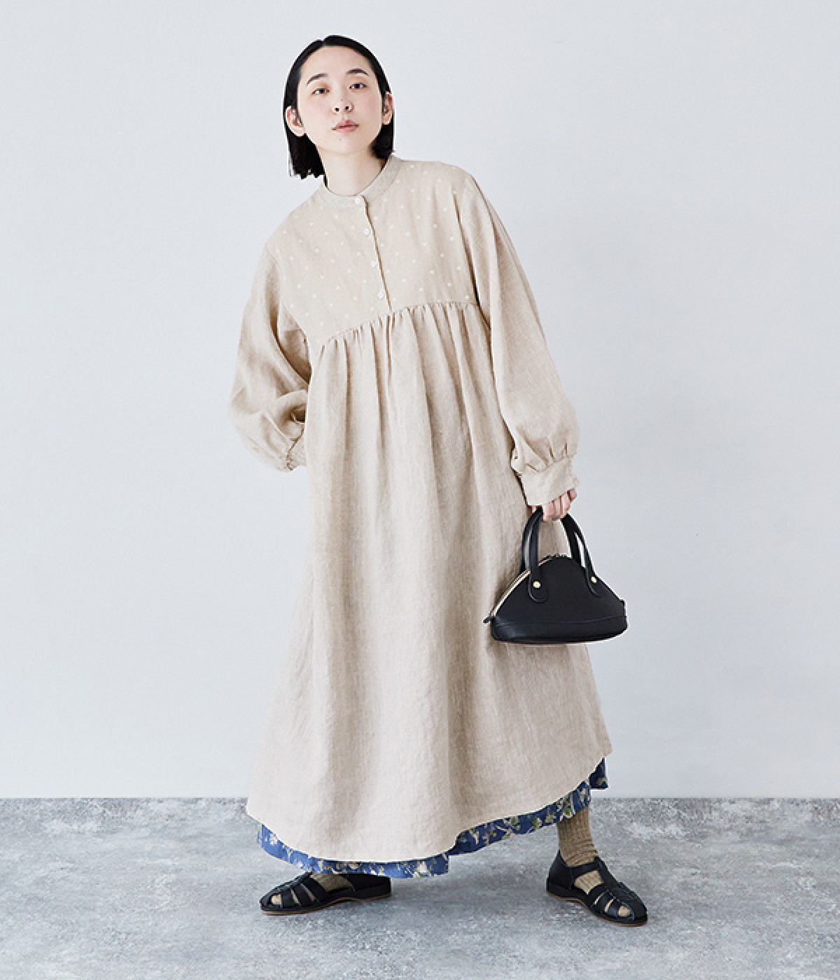 リネンコットンドット刺繍バンドカラーギャザーフリル本貝釦ワンピース