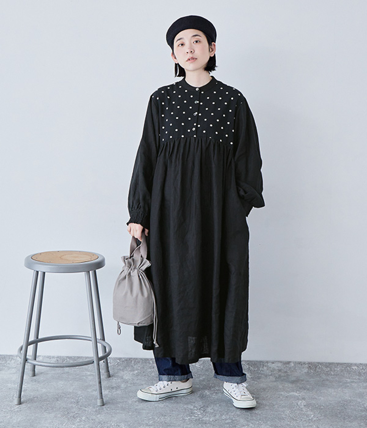 リネンコットンドット刺繍バンドカラーギャザーフリル本貝釦ワンピース(ブラック刺繍×黒-ONESIZE)