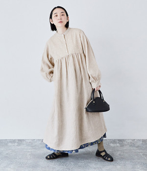 リネンコットンドット刺繍バンドカラーギャザーフリル本貝釦ワンピース(ナチュラル刺繍×生成-ONESIZE)