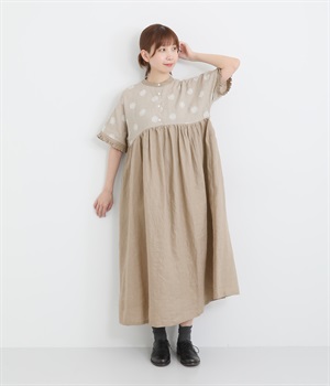 リネンガーベラ刺繍バンドカラーウエストギャザーかぶり袖フリル半袖ワンピース