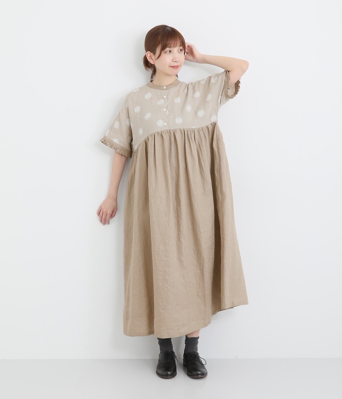 リネンガーベラ刺繍バンドカラーウエストギャザーかぶり袖フリル半袖ワンピース(ナチュラル-ONESIZE)