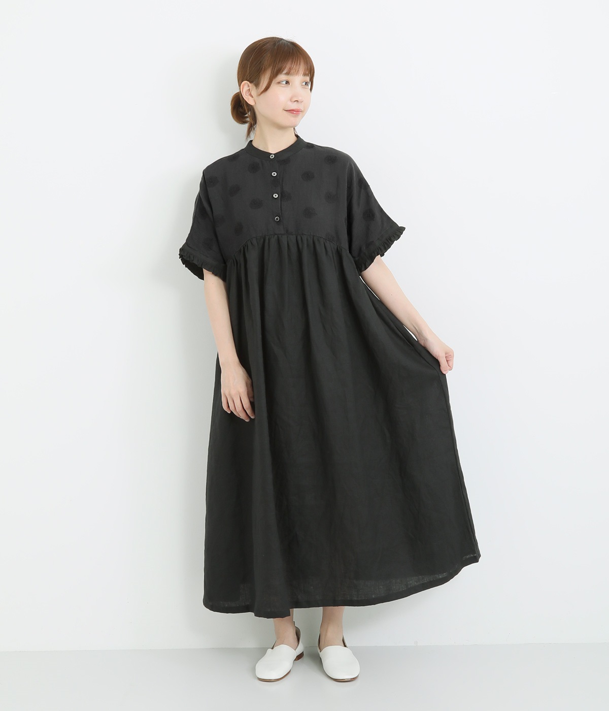 リネンガーベラ刺繍バンドカラーウエストギャザーかぶり袖フリル半袖ワンピース(ブラック-ONESIZE)