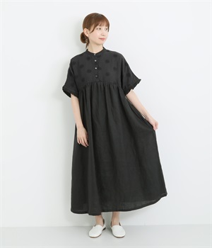 リネンガーベラ刺繍バンドカラーウエストギャザーかぶり袖フリル半袖ワンピース(ブラック-ONESIZE)