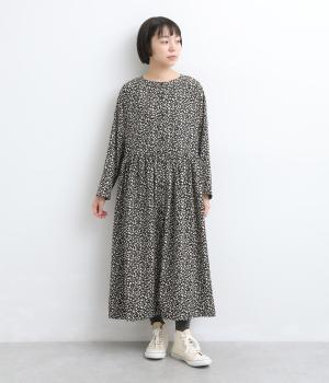 小花プリントギャザーワンピース（ブラック・F）