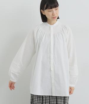 コットンリネンワンウォッシュレーヨンスモッキングエンブロイダリ―デザインブラウス(オフホワイト-F)