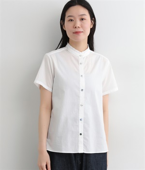 コットンローンソフトワッシャーリバティアソートくるみ釦スタンドフリル半袖レギュラーシャツ(オフホワイト-ONESIZE)