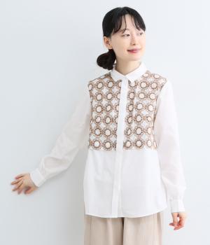 身頃切り替えボンボンクッキー刺繍ブラウス（オフ・M）