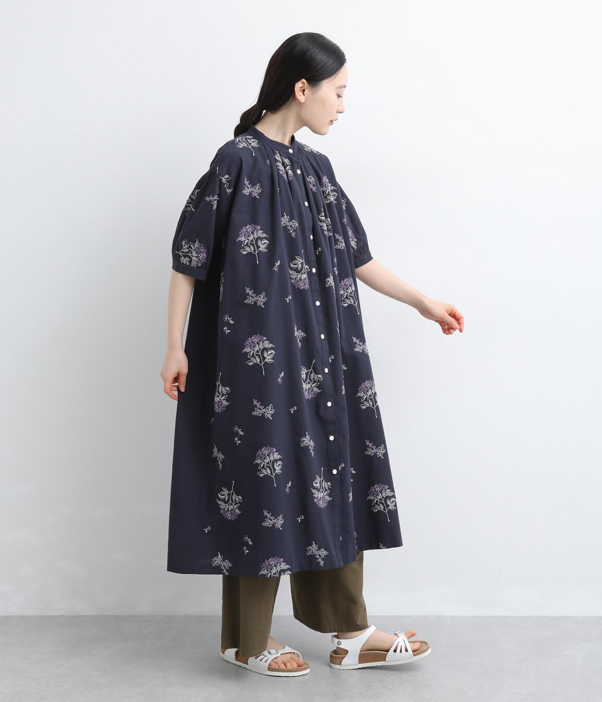 コットン平織 総柄刺繍 バンドカラーピンタックワンピース｜SUN VALLEY