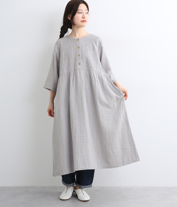 Wガーゼ小花刺繍胸切替ワンピース(A・ライトグレー)