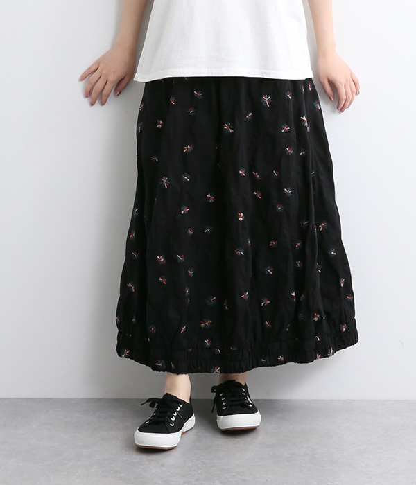 花刺繍の水玉塩縮スカート(B・ブラック)