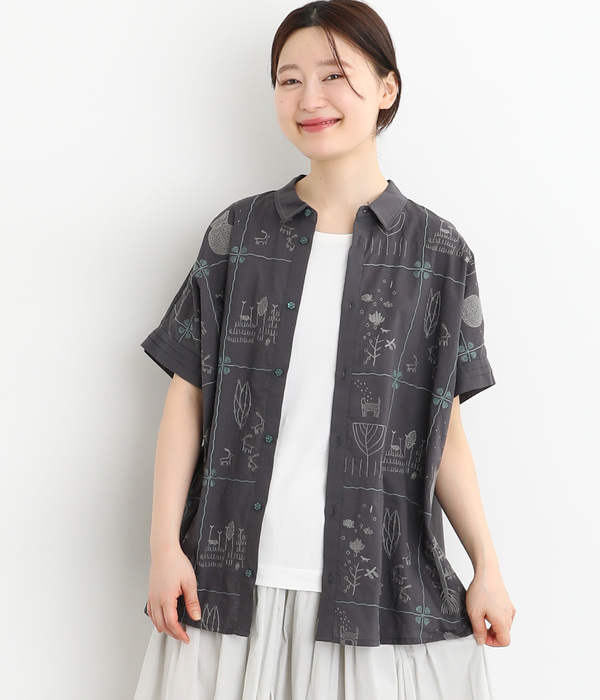 SUPER HAKKA×オバタクミ｢心の中の絵本｣総刺繍ドルマンシャツ(B・チャコール)