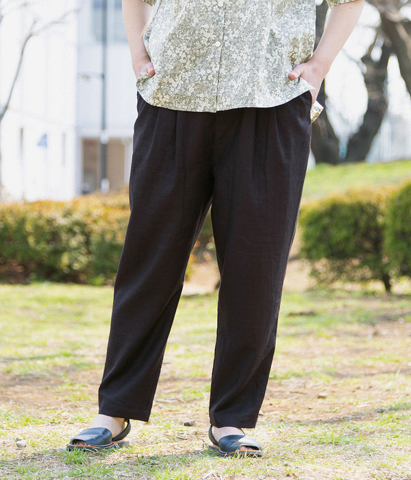 リネンレーヨンツイル　タックテーパードパンツ(ブラック)
