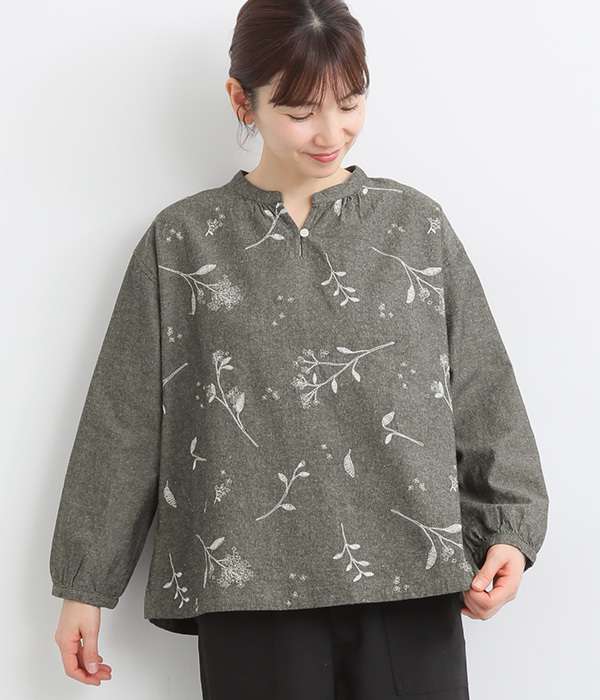 花柄刺繍キーネックブラウス(C・ブラック)