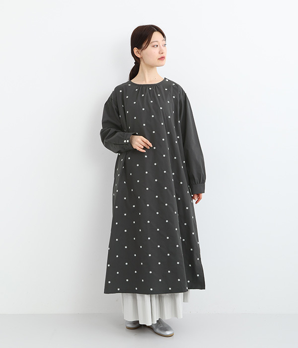 コットン 小花柄刺繍フレアワンピース(チャコールグレー)
