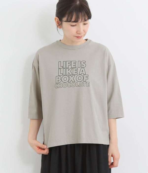 コットンBD天竺サイドスリットプリントTシャツ<LIFE IS LIKE A BOX OF CHOCOLATE> (B・グレー)