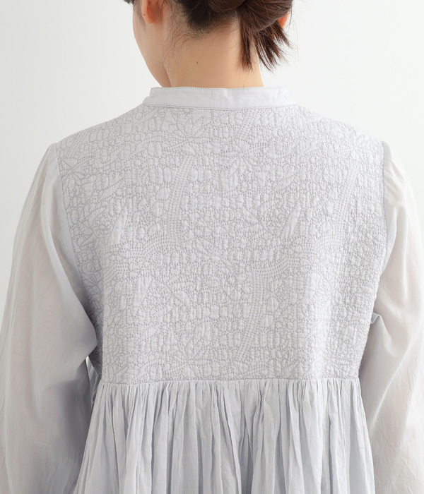 キルティング刺繍ブラウス(A・オフシロ)