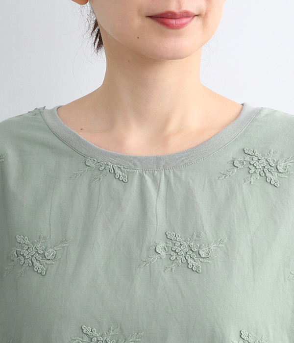 立体花柄刺繍異素材切替プルオーバー(C・ブラック)