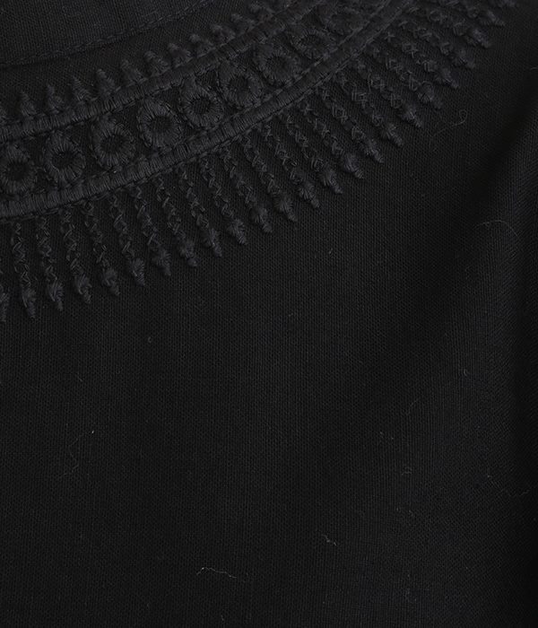 コットンリネン襟ぐり刺繍フレアスリーブブラウス(B・ブラック)