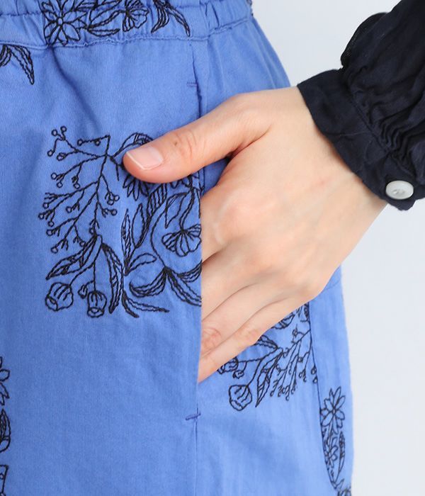 コットン　スクエアフラワー刺繍　リラックスパンツ(A・ブルー)