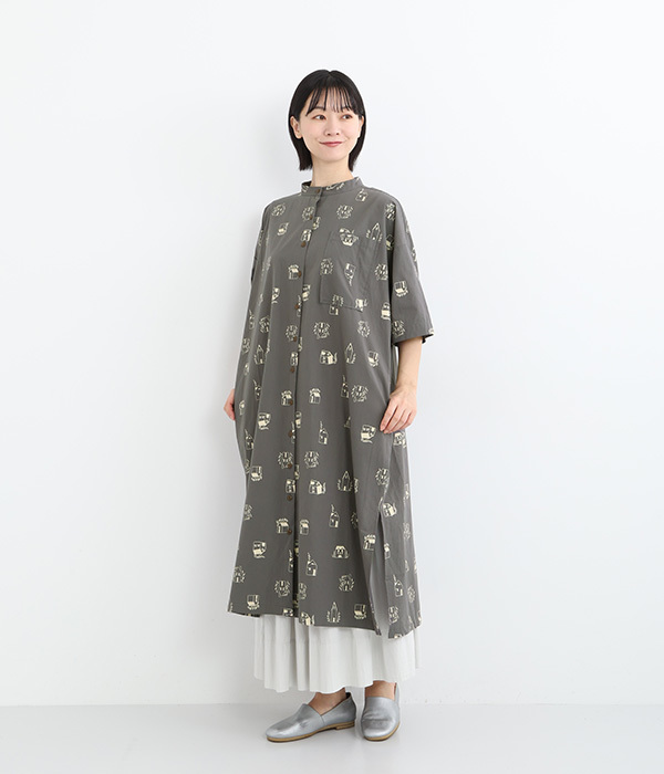 刺繍風お家プリント サイドスリットワンピース(C・チャコール