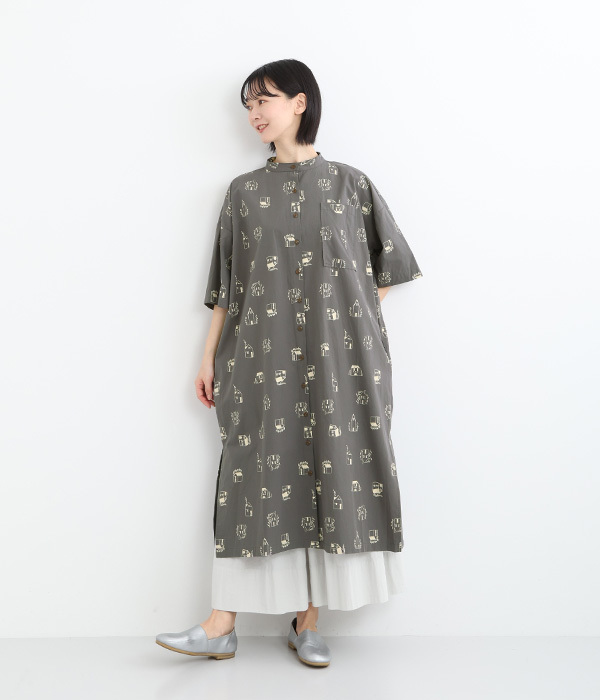 刺繍風お家プリント サイドスリットワンピース(C・チャコール