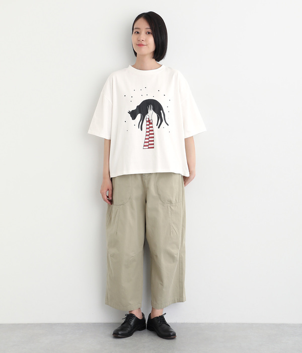 抱っこされる猫Tシャツ(A・ホワイト)
