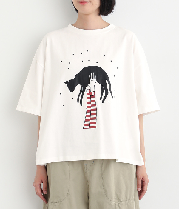 抱っこされる猫Tシャツ(A・ホワイト)