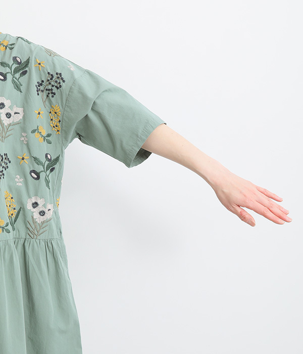 コットン花刺繍ワンピース(A・ブラック)【再入荷】｜Emago