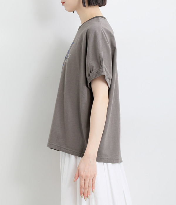 コットンさらさら天竺花とロゴのプリントドルマンＴシャツ(B・チャコールグレー)