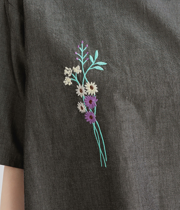 コットンシャンブレー花刺繍ブラウス(A・ホワイト)