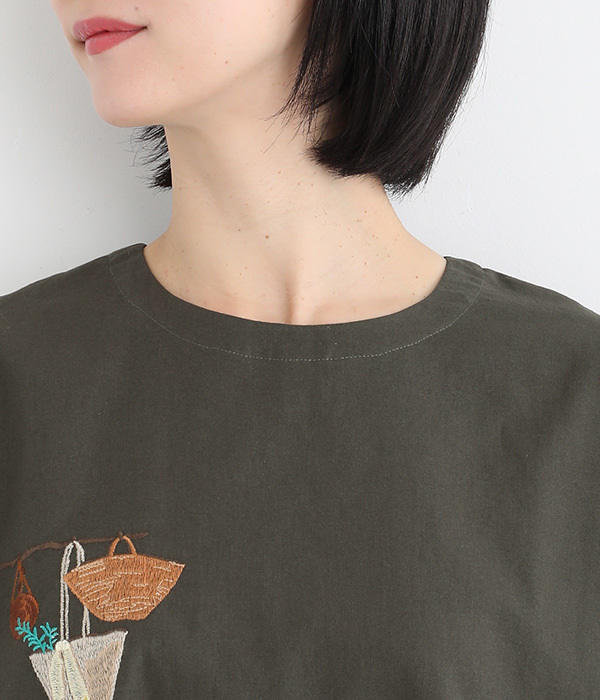 コットンリネン布帛かごバック刺繍ブラウス(B・チャコールグレー)
