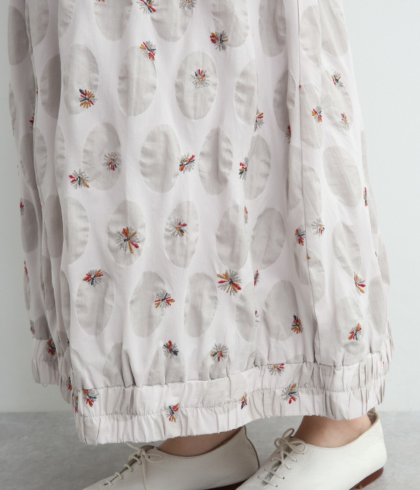 花刺繍の水玉塩縮スカート(A・グレー)