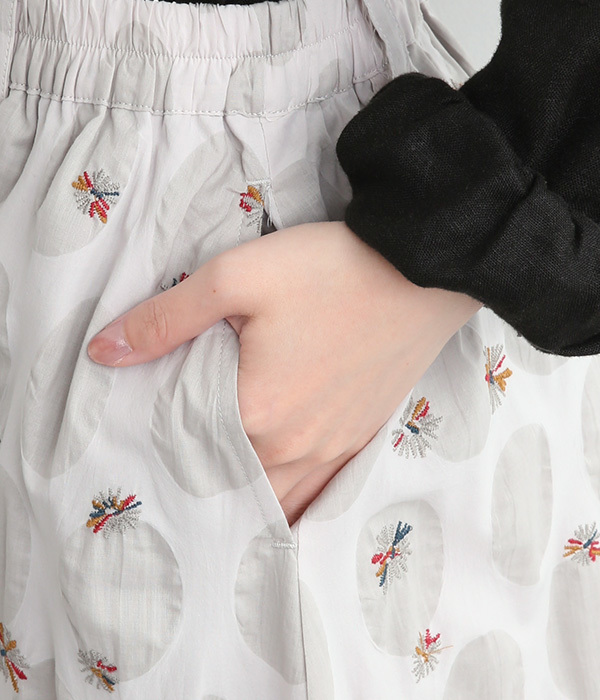 花刺繍の水玉塩縮スカート(B・ブラック)
