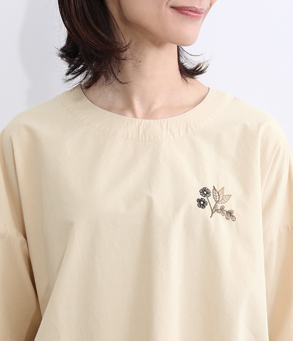 ナチュラルコットン布帛裾ギャザー花刺繍ブラウス(A・ライトベージュ)